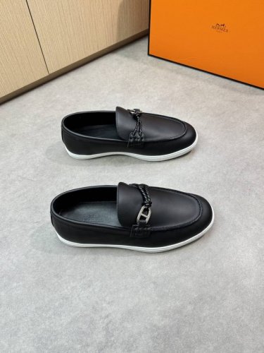 hermes 爱马仕 -高端品质 原单休闲运动板鞋 -鞋面：纳帕小牛皮、鞋丹外合车缝线、品牌金属扣件横担装饰 -内里：水染牛皮 -大底：超轻Tpr橡胶 成型大底