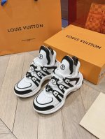 p直销 Lv 新款 七夕限定款 清新脱俗颜色，每个颜色都配不同的扣饰 都有自己独特的魅力。 牛皮拼色透气孔拱桥老爹鞋 穿上它去旅游约会 你就是焦点。 码数：35