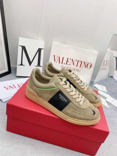 出厂400 高版本 Valentino专柜同步新款低帮休闲运动鞋 专业高端，完美复刻，品质一流！ 全部采用原版1:1材料制作，独家开模！ 面料高丝光牛猄 Tpu