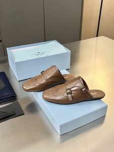 普拉达 Prada 2025春夏走秀款复古手工雕花皮雕扣平底鞋 时髦精的狂爱，走秀款整个鞋子采用原版1：1做旧工艺，鞋头采用复古镂空设计皮带扣点缀复古时髦感满满