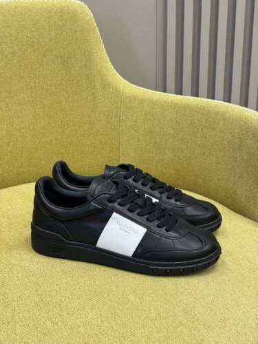 出厂 顶级版 valentin O Ss24 New Arrival v家 春夏德训鞋新品 情侣款 舒适好穿经典百搭不挑人 小牛皮材质 质感拉满 恰到好处的细节