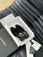 Chanel 经典Slingback后空凉鞋 前几年一直在做这个款 今年我们还是重新购版，再次精细Copy。 发现新版面的鞋面线条和形体舒适度都做了微调！ 这个