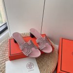 橙子出厂价p hermes 爱马仕 夏季经典粗跟H拖鞋 旅游度假沙滩凉拖 面料 水钻 跟高 4.5Cm 码数 35-42