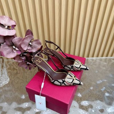 2025走秀款高版本Valentino 高跟刺绣布料凉鞋 单鞋 绝美的质感 非常好搭配 任何季节可穿 华伦天奴此系列演绎全新时尚魅力 延续超高跟设计 深得海外知