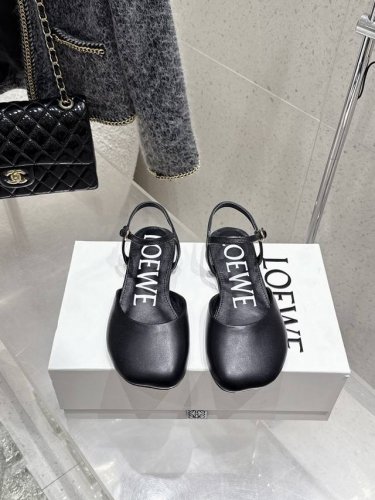 代购级 罗意威Loewe2025春夏最新款时装凉鞋 今年超火的品牌 好多明星网红时尚博主种草 喜欢这种风格的小仙女必须要入手哦 鞋面采用进口小牛皮 内里混种羊皮