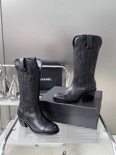 出厂价 官网同步 CHANEL 』 香奈儿2024最新骑士靴系列！走秀系列秋冬主季打款，超爆级款的节奏！出行必备单品！随意搭配么怎穿都好看 值得收鞋入柜的一款美