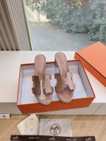 G033高端品质H家 2025春夏新款 HERMES爱马仕H 纯钢kelly锁扣拖鞋一字平底真皮外穿凉鞋女扣平底金属银扣真皮拖鞋女鞋鞋面：进口牛皮内里：进口羊皮