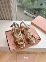 G0286代购级别Miu Miu2025时装周秀场麻绳编织凉鞋 人字拖全球各大代购官网火爆上市秀场曝光 非常留行的美拉德配色平底鞋 电绣工艺设计 独特风格 非常