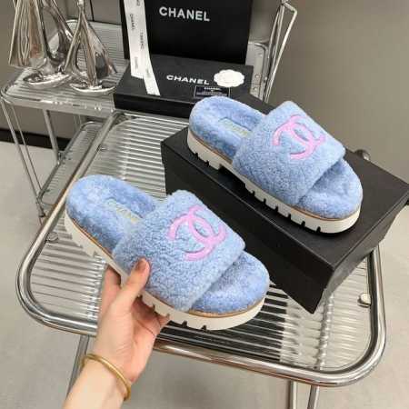 出厂价 CHANE*小香 24 新款毛毛拖鞋真的太可爱啦 柔软蓬松的毛毛 舒服暖脚！ 秋冬搭配子休闲又慵懒 上脚真的好看又时髦！美腻美爆了！ 进口羊毛 手感细腻 - 点击图像关闭