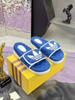 实价： 阿迪达斯联名Gucci古驰拖鞋系列 Adidas X Gucci联名系列女士Gg防水台拖鞋 作为Adidas X Gucci系列之一，这款防水台拖鞋饰有