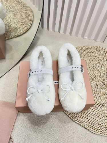 Miumiu 缪缪2024秋冬新款棉鞋毛毛单鞋 来自 Miu Miu 系列的细节特写 新季的潮流要素 与此刻挚爱的概念，多元对撞，传达现代风格~ 怎么穿都好看今