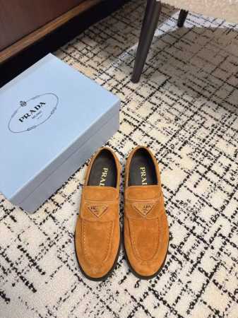 东莞代购级 PRADA 普拉达 24ss 秋冬季新款 新款一脚蹬乐福鞋 真的是经典顶奢潮流风范，演绎都市精英 设计彰显功能性与科技感新颖压花橡胶三角形徽标 展现 - 点击图像关闭