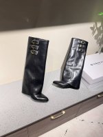 GIVENCHY纪梵希新款金属扣长靴 风靡时尚圈的裤腿靴，非纪梵希莫属 经典版型一再升级 原版1:1开发，腿部饰有皮革束带 搭配金属扣侧面饰有银色和金色饰面 不