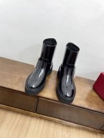 银色扣 代购级Roger Vivier 24ss Rv 秋冬最新切尔西短靴 RV维维亚一直在推陈出新，总是一眼就令人过目不忘钻扣系列结合品牌一贯的优雅元素和个性