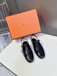 hermes爱马仕春夏最新玛丽珍后空单鞋 柜柜超难配货 经典的方头版型 搭配极具辨识度布洛克冲孔上脚超级百搭好看时髦 超多明星网红种草 春夏必备 随意舒适高级感