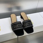 工厂p价p平底 粗跟 迪奥 Dior Dway 春夏新款一字拖拼色水钻女鞋 Cd字母Logo真丝立体刺绣平底凉鞋 方头粗跟果冻色露跟拖鞋 市面顶级版本 材质:鞋