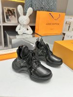 2054秋冬新品上市 LOUIS VUITTON 超级百搭瘦腿神器弓底设计活力十足上脚舒适优雅 面料：丝绸牛皮面料，内里：高档网布+丝绸牛皮里 柔软舒适 透气