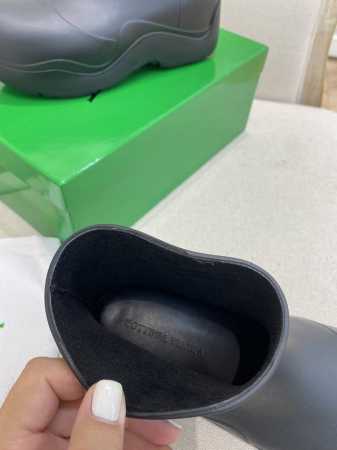 高版本Bv果冻色雨靴 黑色 原版主色 1最新潮流搭配单品 最潮穿搭系列 潮人必备良药 波浪底线条 增高7厘米 独家开模 大底带有原版一致Logo 非市场激光字样 - 点击图像关闭