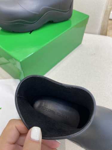高版本Bv果冻色雨靴 黑色 原版主色 1最新潮流搭配单品 最潮穿搭系列 潮人必备良药 波浪底线条 增高7厘米 独家开模 大底带有原版一致Logo 非市场激光字样