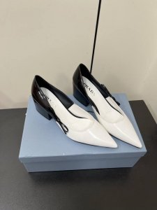 Prada 25ss 早春新款绝美尖头跟鞋 时尚界久违的极简之美经典时尚配色 毫不费力的优雅风来袭 时髦 精致 绝美 包头尖头 开边珠外穿时尚气质简约新款日常拖