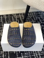 顶级品质 The Row 25Ss 春夏新款 复古冲孔大头包头拖，第一眼看到这个鞋子感觉不起眼，没有过多的装饰很简单 但带有点复古味呆萌可爱随意搭配都好看！一贯