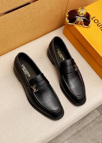 商品商标：Louis Vuitton 路易威登 休闲皮鞋 正码码数: 38-44 45.46订制 商品材料：精选 进口荔枝纹牛皮鞋面+原版五金扣，进口头层牛皮内