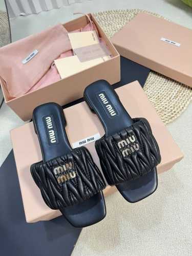 Miumiu 缪缪新款拖鞋 高品质闭眼入 超好穿搭 采用羊皮鞋面 人工缝线褶皱 羊皮垫脚内里更加柔软舒服 小字母五金Mlu Mlu 原版真皮大底 约1.5Cm
