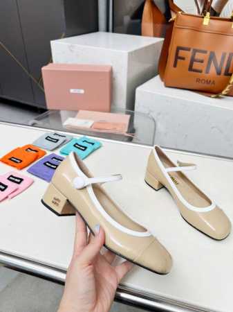 2025年miumiu早春单鞋，玛丽珍粗跟 拼接 女单鞋 面料：进口软牛漆皮 內里：进口粒面羊皮里 大底：原版进口真皮大底颜色：黑色漆皮、杏色漆皮、 白色漆皮 - 点击图像关闭