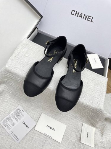 飞机盒10 Chanel香奈儿2025新款拼色圆头玛丽珍凉鞋 这款经典设计；不平凡的双C拥入了多种配色元素 多元化混搭非常好看百搭，上脚非常轻巧 舒适超级秀气优