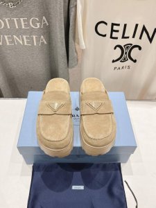 高版本出厂 PRADA*普拉达2025ss春夏专柜新品。厚底半包拖鞋半托～帅气百搭，时尚感满满！上脚超级舒适，非常好驾驭一款鞋子。HK原版购入，1:1完美复刻，