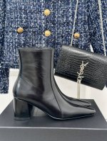 顶版 Saint Laurent YSL圣罗兰 24ss尖头粗跟短靴 整个系列以黑白为主色调 辅以金属配饰及修长的廓形 传递出圣罗兰女郎高级而神秘的美感。 冷艳