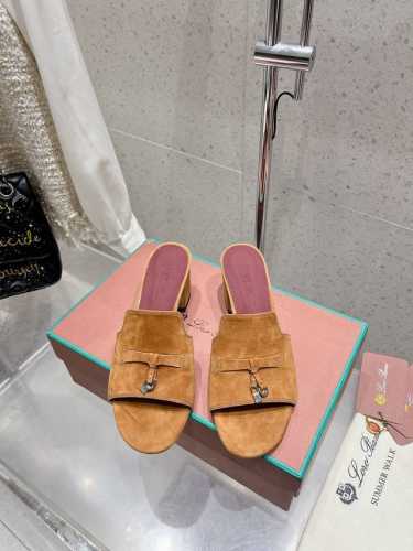 Loro Piana 25春夏Lp顶级版本英伦宝石吊坠夹脚平底拖鞋凉鞋 原来这就是传说走两万步都不会累脚的夹脚凉鞋把颜值和脚感都拿捏住了，上脚一走就会被彻底沦陷