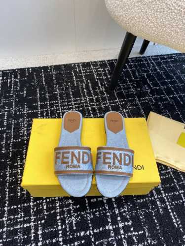 代购级 24ss最新Fendi芬迪系列 电绣 拖鞋每年必备FF拖今年还加了新的系列，美到无法言喻 绝好的穿着舒适感可是经典必备，各种风格搭配都Hold的住！面料