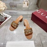 3453-2 杏G 35-41 这款女士凉拖搭配饰经典马衔扣细节金色调配件，尽显别样魅力。采用精致绒面材质打造，设计融合传统灵感与现代百搭风格，优雅点缀暖季造型
