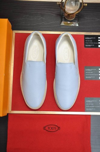 出厂价P 商品商标：Tods 托德斯 豆豆鞋 正码码数: 38-45 45定制不退换 商品材料：精选 头层小牛皮鞋面+进牛皮鞋垫。强烈立体视觉效果，原版橡胶大底