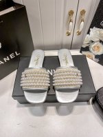 出厂： 小香珍珠平底拖鞋火热上市日常逛街必备的一款单品，厂家直销新款货源、官网同步更新，每一款都和原版一致确保做到完美无瑕，历经三个月打造、好穿又百搭、您值得拥