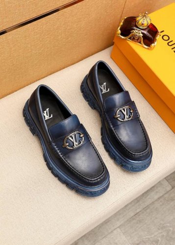 原单 Louis Vuitton 路易威登 新款 时尚商务正装男鞋原单品质 高端精品细节精致考究 采用进口意大利头层小牛皮鞋面舒适的水染牛皮内里原版橡胶大底 穿