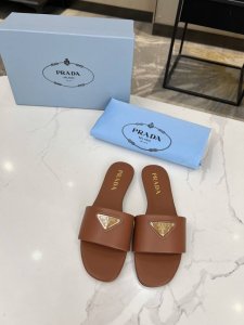 Prada 普拉达 2024新款拖鞋。三角LOGO标平底女鞋，码数：35一43真皮底 橡胶底