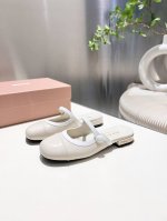 出厂 缪缪2025春夏新款玛丽珍半拖鞋 拼色的设计个性不张扬 上脚果然更惊艳~而且高度也太适合我了. 穿着不累脚 鞋面 进口漆皮 内里 水染羊皮 大底 意大利真
