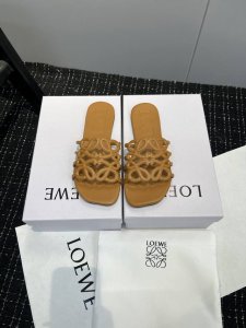 橙子出厂价p loewe 罗意威春夏新品petal Anagram 设计感镂空平底拖鞋 休闲凉拖 度假沙滩鞋 疯狂种草简约设计感觉更干净优雅 让你念念不忘 颜色