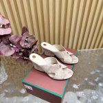 loro piana Lp 25经典绝美金属圆标垫脚拖鞋 平底鞋单鞋 极简主义风格 复古又级 简约又大气 属于非常耐看的款式 高级百搭之王一年四季春夏秋冬皆适宜