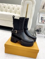 路易威登 Louis Vuitton 驴家爆款 走秀主打款，最新切尔西马丁靴，秀场出镜率非常高。新的logo设计实在加分。低调又凸显品牌魅力，靴口设计对小粗腿