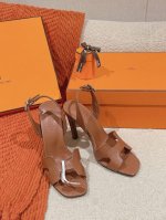 Hermes 爱马仕 Holy105 凉鞋系列 时尚又百搭 超级舒服 每个细节都做到极致 定制蜥蜴纹双色牛皮 原版1:1独家私模鞋跟 独家定制原版钻扣 意大利真