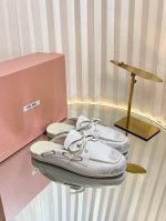 Miu Mi*25Ss软底英伦风厚底乐福拖鞋 怎么穿都好看今夏时髦精最爱 软底真的超级舒服 超级重工 每一双都是独一无二不对寸的擦色效果 配个小袜子英伦风十足
