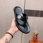 拖鞋: 新款: 厂价 范思Versc* 系列拖鞋顶级代购男士 专柜同步发售，意大利进口原版精选牛皮，做工考究， ，鞋底： 超舒适 原厂特供原版底，独家双层活动成