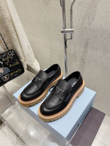 出厂 prada普拉达 24Ss 秋冬厚底三角标乐福鞋 时尚厚底休闲乐福鞋 独到味道，人人都爱也轻松驾驭 每年都会爆.还有就是百搭经典的鞋楦，足以征服你，穿上它