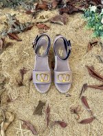 valentino Garavani 荔枝牛皮系带坡跟一字凉鞋 大V金扣装饰 麻绳包裹坡跟 可调节小牛皮系带 坡跟防水台 意大利制造 -35-41
