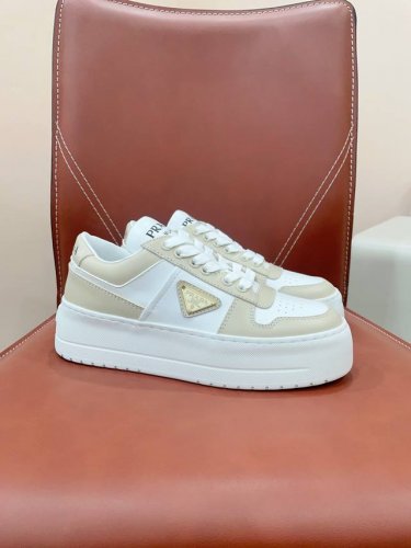 已认证 prad* p家24Ss运动鞋新品 超有型的鞋底设计，简约大方，增高效果不错啊！整体脚感轻盈舒适，秒被种草火爆新款 配合整体原版楦型，时尚而个性好穿 .