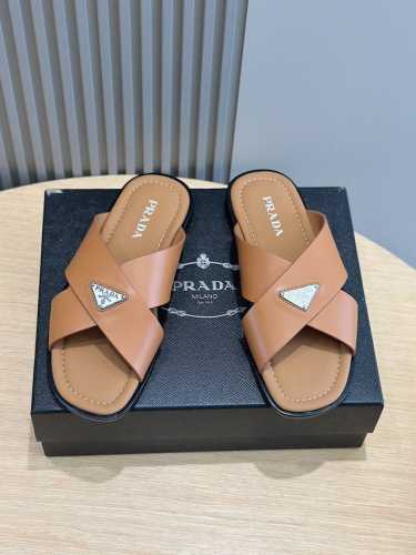 Prad 真皮底p: Size:39-45 38.45定做 普拉达最新拖鞋官网同步-真皮大底 这款拖鞋以品牌独特的标志性saffiano牛皮打造，品牌徽标跃于双