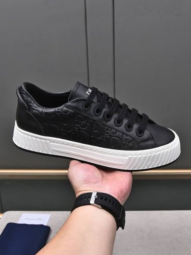Dior 延续 Di*R的经典款式 采用小牛皮压花舒适羊里 整体设计相得益彰 时尚百搭 可为各式造型增光添彩 塑造独具动感活力与摩登气息的精致设计 这款全新必备